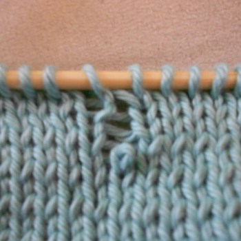 Una maglia caduta in un lavoro ai ferri, foto ©bluebettyblog.blogspot.com