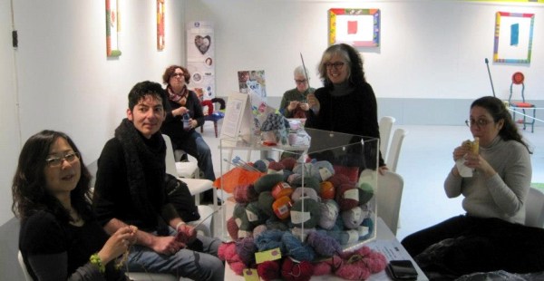 Pausa panino (grazie a BauBau che mi ha colta in questo elegante gesto) presso l'area CrowdKnitting con Aogi Bera di Nereds' Gallery e il Knit Point Prato