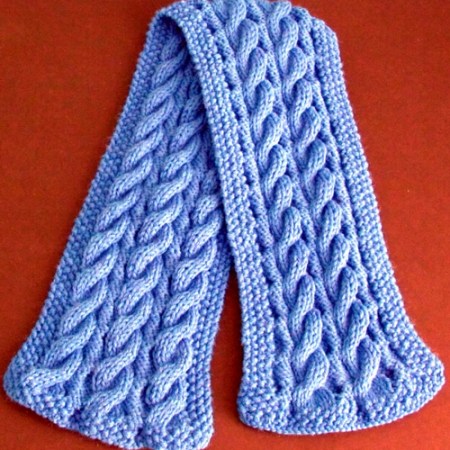 Una sciarpa a trecce reversibili