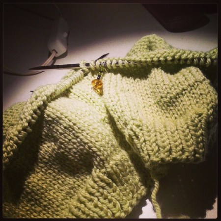 Il maglione lavorato fin quasi alla vita