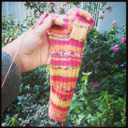 Il calzino-prototipo a poco più di metà lavorazione