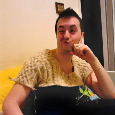 Ivan, serissimo, con il maglione in costruzione
