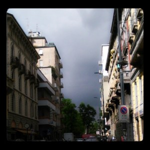 Milano, quando si arrabbia, fa il cielo scuro scuro