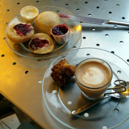 Scones e caffè per festeggiare la fine del libro.
