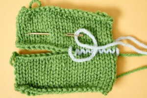 Una cucitura sulla maglia (foto da Craftsy)