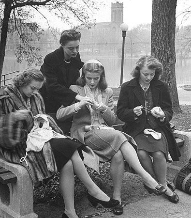 Donne lavora a maglia nel parco, anni Quaranta