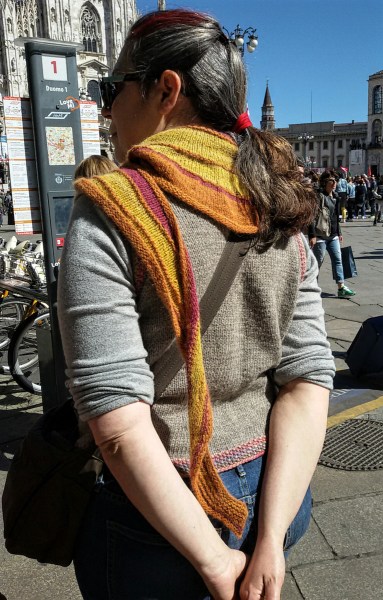 Lunga, curva, colorata e affusolata