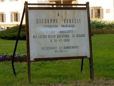 La vecchia lapide a Pinelli bisognosa di sostituzione