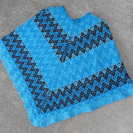 Kinnikinnik ha ideato questo poncho usando la stessa costruzione che insegnerò