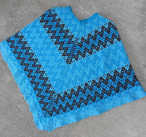 Kinnikinnik ha ideato questo poncho usando la stessa costruzione che insegnerò