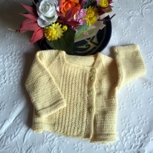 Il cardigan ha abbottonatura a destra o a sinistra