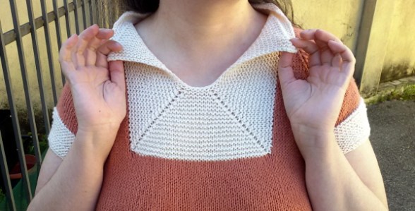 La scollatura di Geis è riempita con una lavorazione (a legaccio e che produce una sorta di colletto) ispirata alla SBJ di Elizabeth Zimmermann