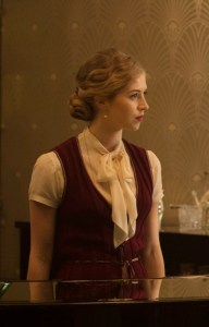 Emma Garland al bar con il gilet a coste