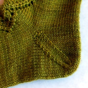 Calze Autumn leaves, lavorate con Elen Sock di Triskelion Yarns