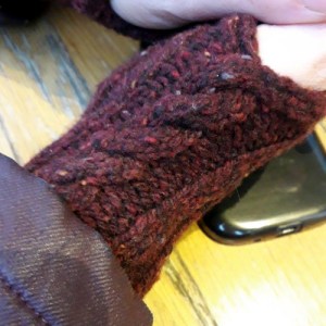 L'apertura per il pollice è formata direttamente dagli incroci della treccia