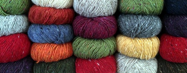 Filati in esposizione su uno scaffale, sarà pura lana?