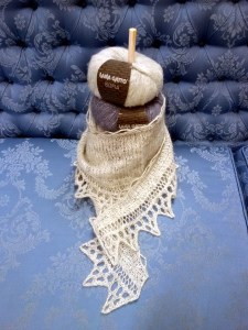 The Sky is Gray si lavora con un solo gomitolo di Sofia, in vendita da Le vie della Lana