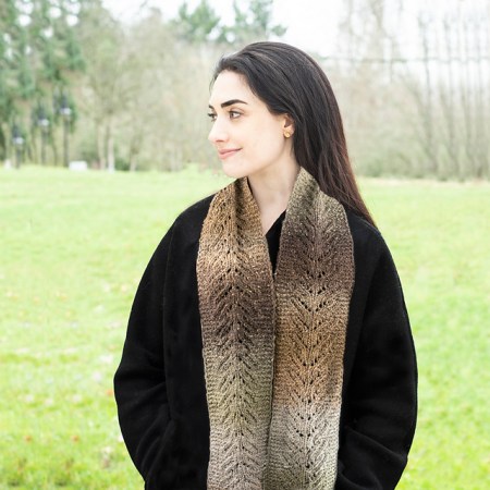 La sciarpa Rusadir è lavorata con Melilla, un filato cangiante e con un'alta percentuale di seta prodotto da Cascade