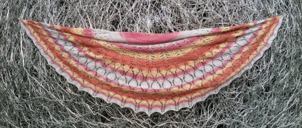 Lo scialle Kiss him Quick presenta una varietà di punti a foglie.