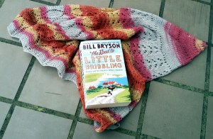 The Road to Little Dribbling (Piccola grande isola) è il perfetto accompagnamento a questo scialle