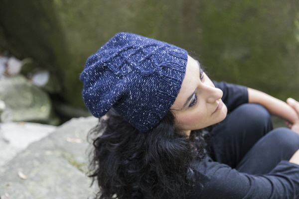 Grotte è un berretto a maglia con una grande treccia