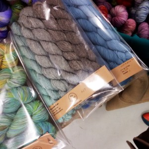 Ogni matassina è tinta in un colore leggermente diverso