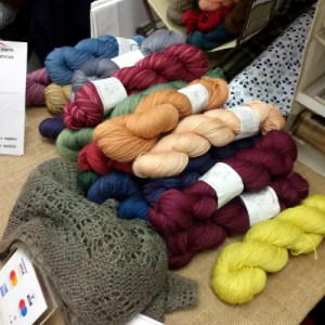 matasse di lana e alpaca tinte con colori vegetali