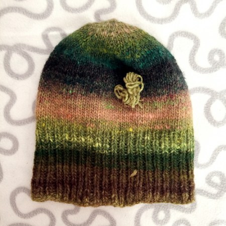 Usando il metodo descritto, ho ottenuto un comodo cappellino usando quasi interamente un solo gomitolo di lana. Mi sono avanzati circa 1,5 m di filato.