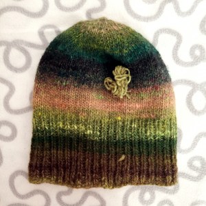 Usando il metodo descritto, ho ottenuto un comodo cappellino usando quasi interamente un solo gomitolo di lana. Mi sono avanzati circa 1,5 m di filato.