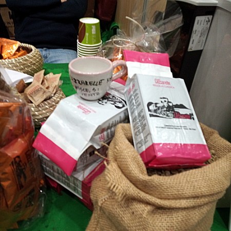 Caffé, pacchetti di caffè, tazzina