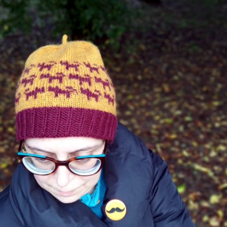 Berretto con motivo a gatti