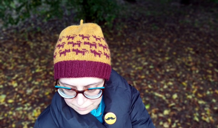 Berretto con motivo a gatti