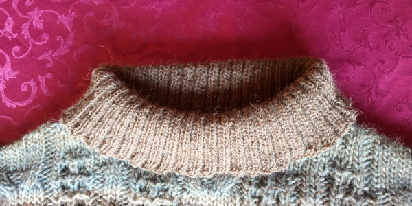 Collo in alpaca su maglione del mercato